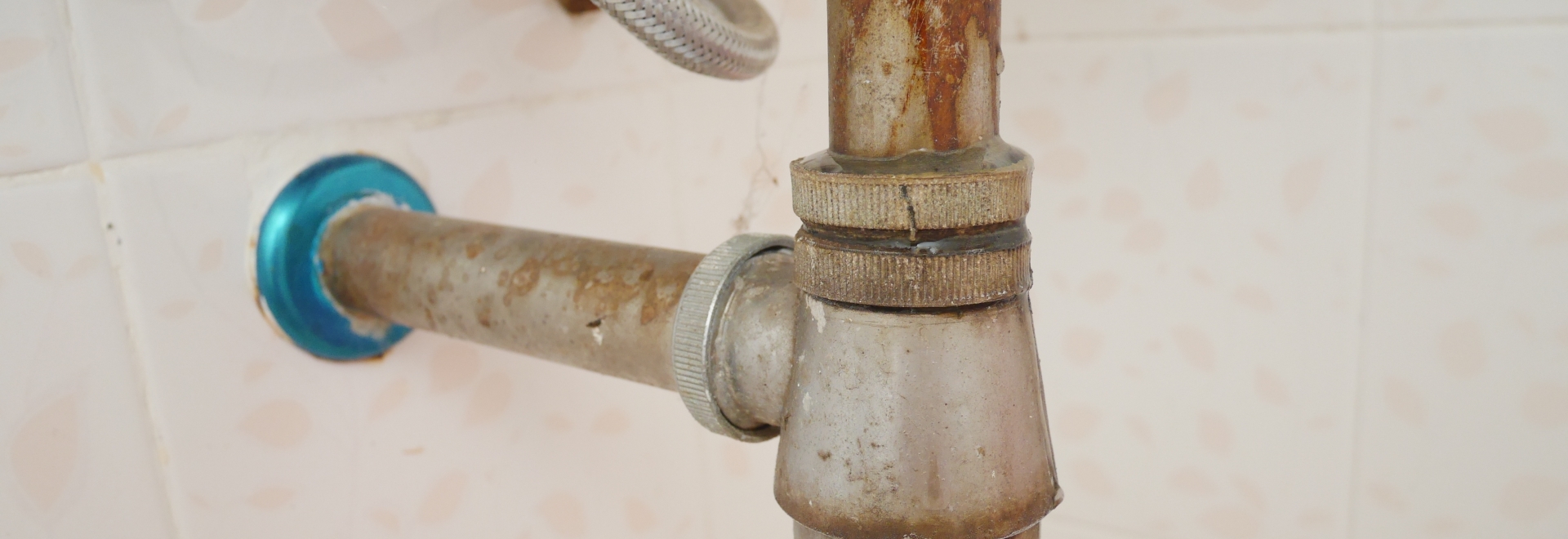 rusty sink pipes