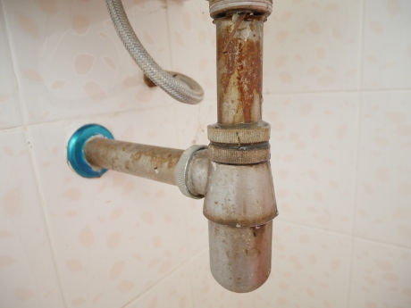 rusty sink pipes